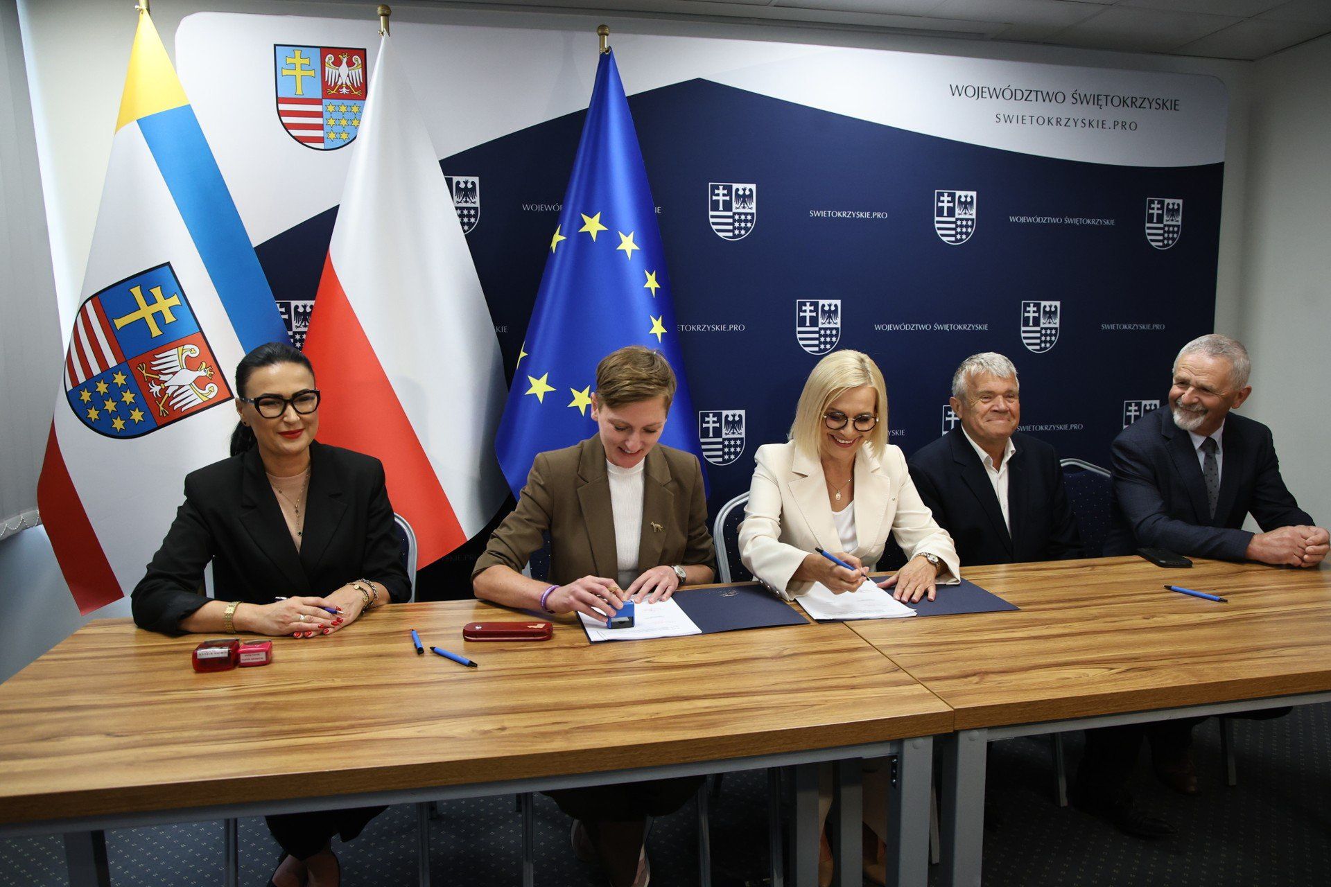 Dofinansowanie na remont płyty placu Wolności w Kielcach podpisane. Na zdjęciu od lewej: skarbniczka miasta Kielce Marzena Bzymek, prezydentka Kielc Agata Wojda, marszałek województwa Renata Janik, radni sejmiku: Mieczysław Gębski oraz Kazimierz Mądzik.