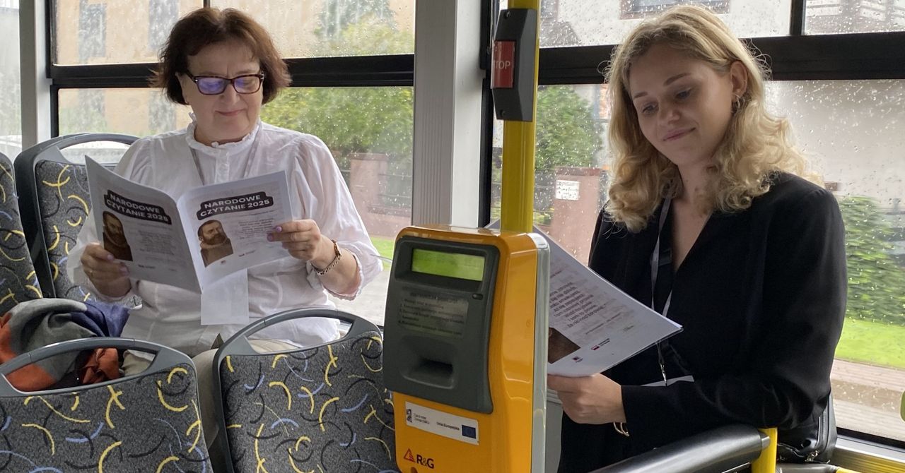 Luboń: Narodowe Czytanie 2025 poezji Jana Kochanowskiego w autobusach