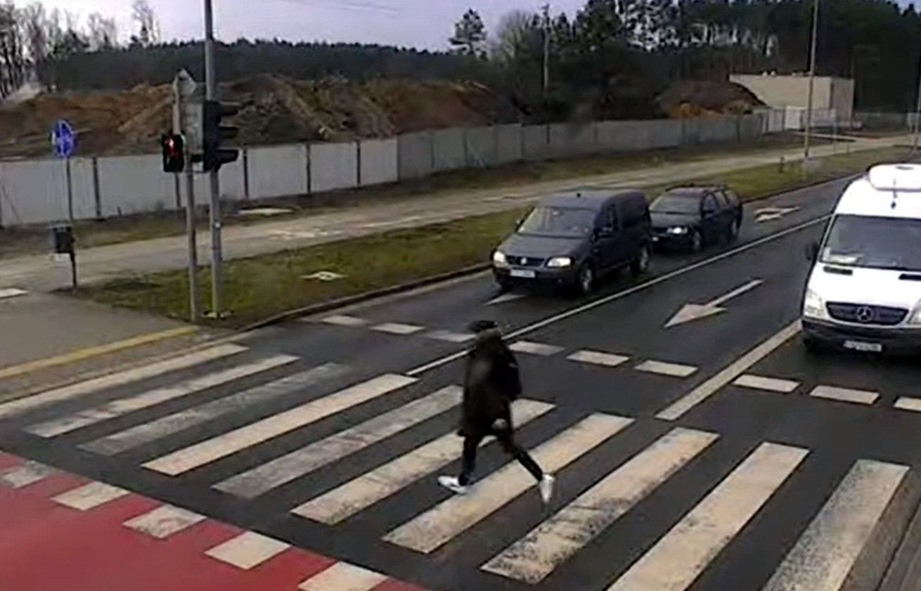 Pieszy przebiegający na czerwonym świetle. Takich przypadków też nie brakuje. Zwykle winni są jednak kierowcy 