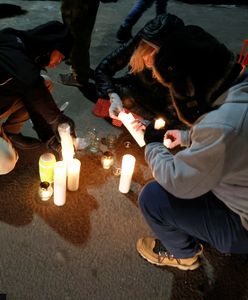 Znicze i jeden protestujący. Pusto pod aresztem na Grochowie