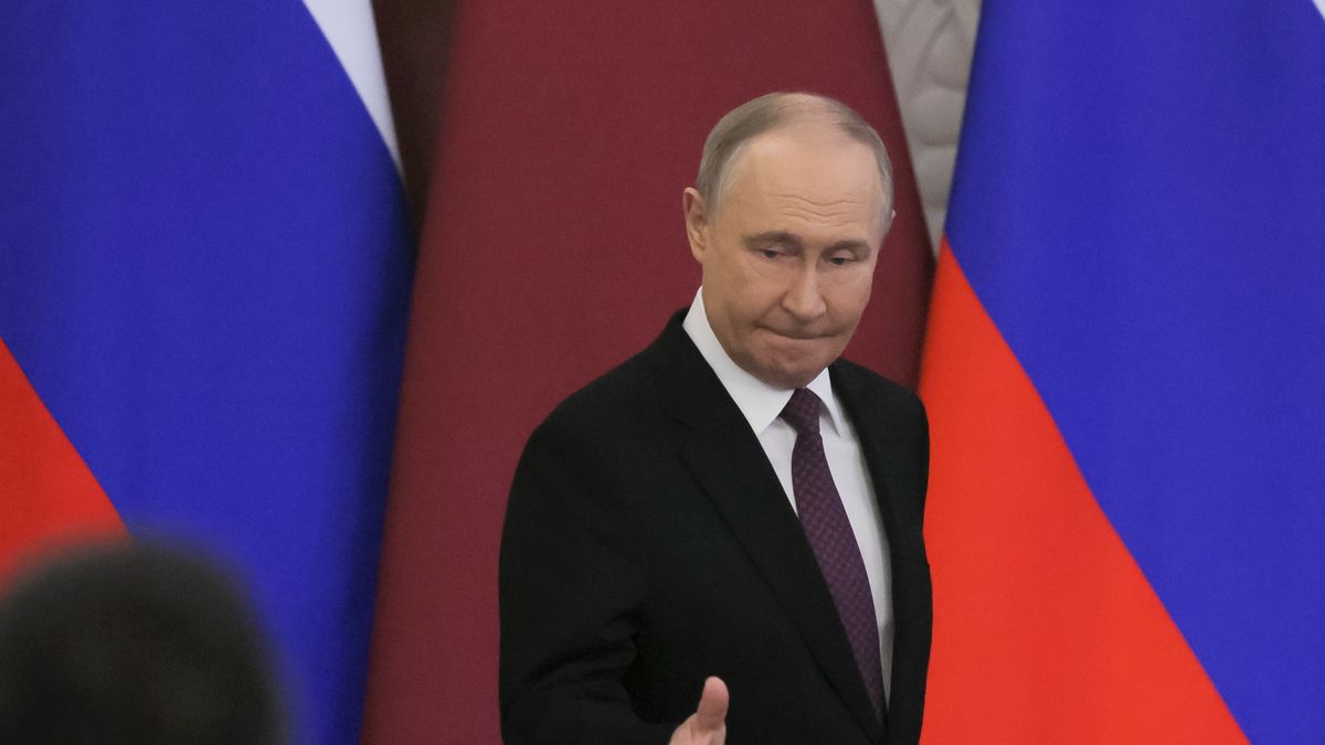 Emir of Qatar Sheikh Tamim Bin Hamad Al Thani visits Russia
epa12036866 Russian President Vladimir Putin enters a hall for a signing documents ceremony during a meeting with Qatar's Emir Sheikh Tamim bin Hamad al-Thani at the Kremlin in Moscow, Russia, 17 April 2025. Sheikh Tamim bin Hamad al-Thani is on his one day official visit to Moscow.  EPA/MAXIM SHIPENKOV 
Dostawca: PAP/EPA.
MAXIM SHIPENKOV
visit, politics, diplomacy