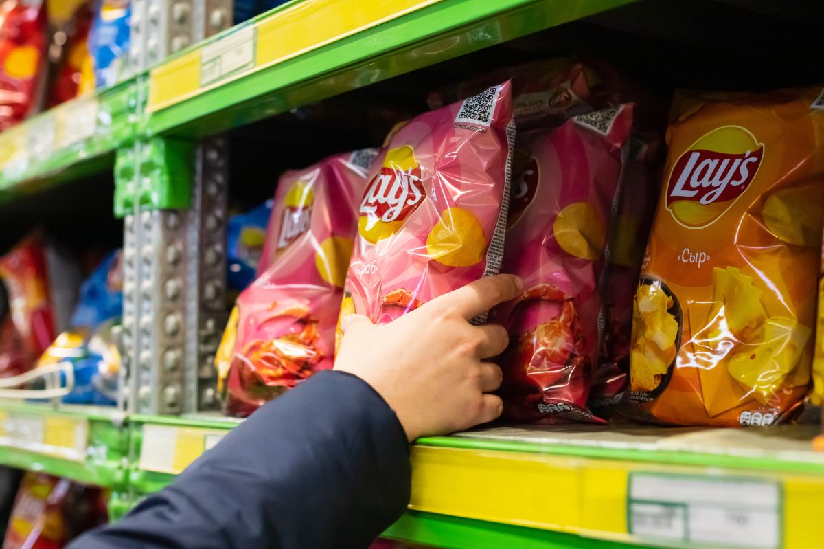 Powinny być ostrzeżenia jak na papierosach? Naukowiec stanowczo o batonach i chipsach