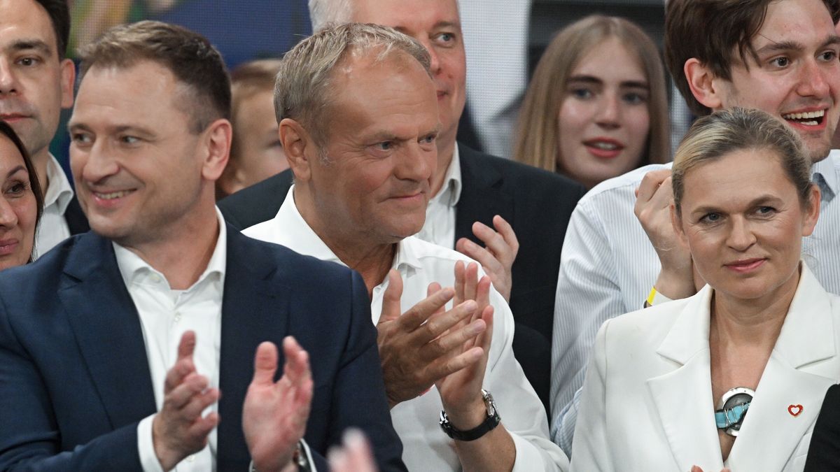 Warszawa, 01.06.2025. Wybory prezydenta RP - II tura. w Minister sportu Sławomir Nitras (L), premier Donald Tusk (C) i minister edukacji Barbara Nowacka (P) w sztabie wyborczym kandydata KO w wyborach prezydenckich, prezydenta Warszawy Rafała Trzaskowskiego w Warszawie, 1 bm. Zakończyło się głosowanie w II turze wyborów prezydenta RP. (aldg) PAP/Radek Pietruszka