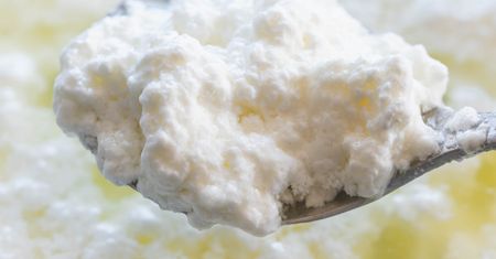 Nie kupuj drogich batonów proteinowych, by podbić białko. Ten produkt kosztuje grosze