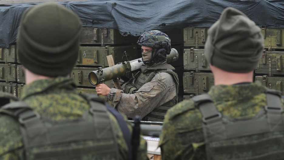 ?wiczenia zmobilizowanych Rosjan w Rostowie
Recruits listen to an instructor during a military training at a firing range in the Rostov-on-Don region in southern Russia, Tuesday, Oct. 4, 2022. Russian Defense Minister Sergei Shoigu said that the military has recruited over 200,000 reservists as part of a partial mobilization launched two weeks ago. (AP Photo)