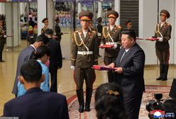 Kim Dzong Un na ceremonii. Uhonorował "męczenników" poległych w Rosji