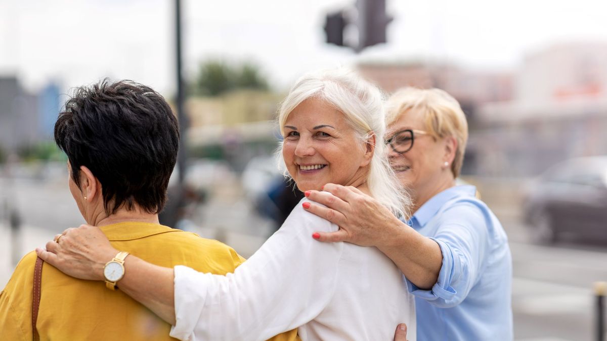 Na zdrowe starzenie wpływ mają także relacje z przyjaciółmi.