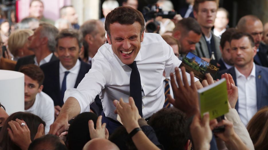 epaselect epa09902750 Incumbent French President and candidate for re-election Emmanuel Macron holds his last camping meeting in Figeac, France, 22 April 2022. The second round of the French presidential election will take place on 24 April 2022 with Macron running in a face-off against far-right Rassemblement National party candidate Marine Le Pen. EPA/GUILLAUME HORCAJUELO Dostawca: PAP/EPA.