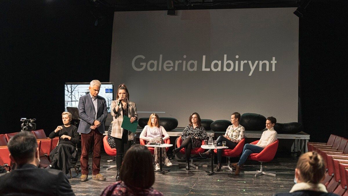 ludzie siedzący na fotelach