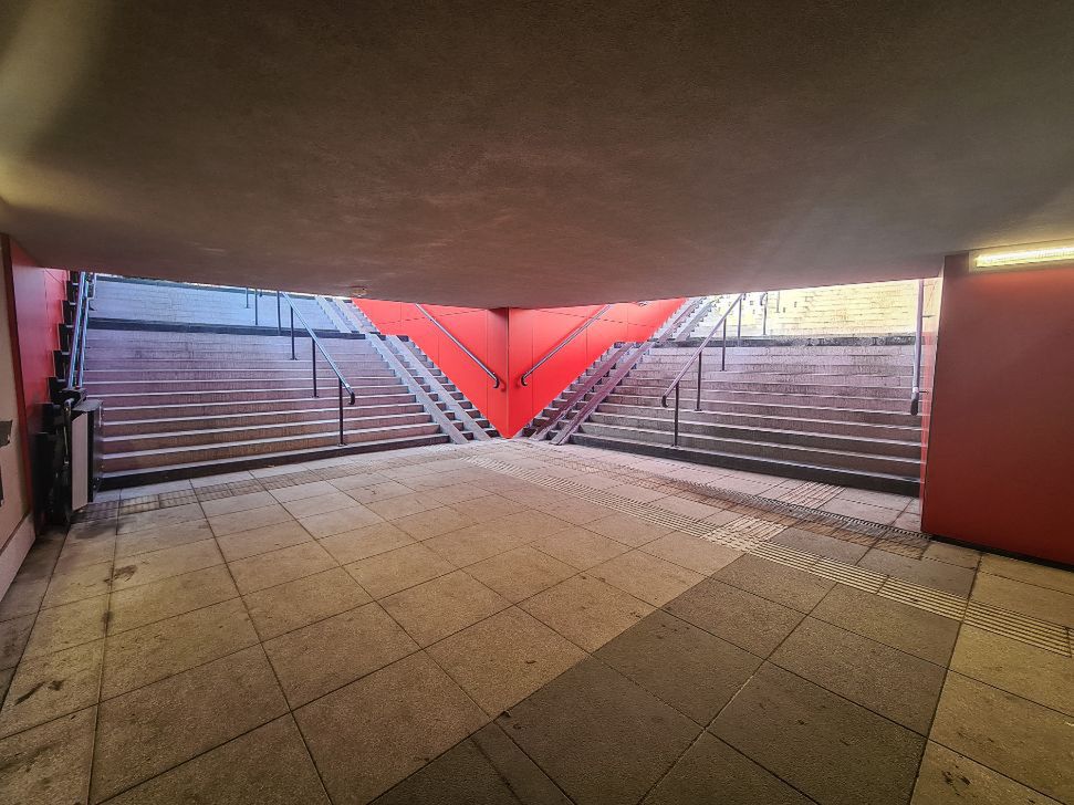 Sosnowiec. Przejście w kolorze czerwonym, na cześć patrona