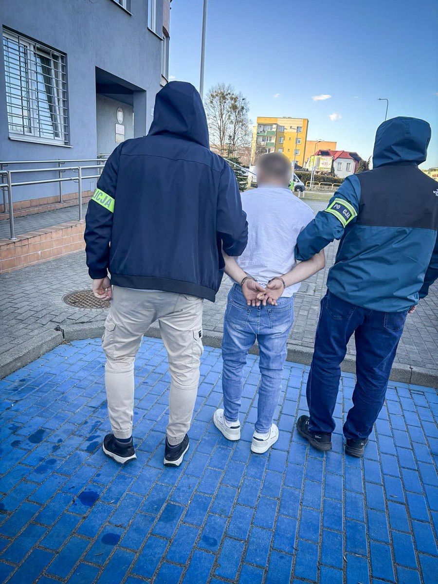 Poszukiwali go listem gończym. Wpadł w kanapie