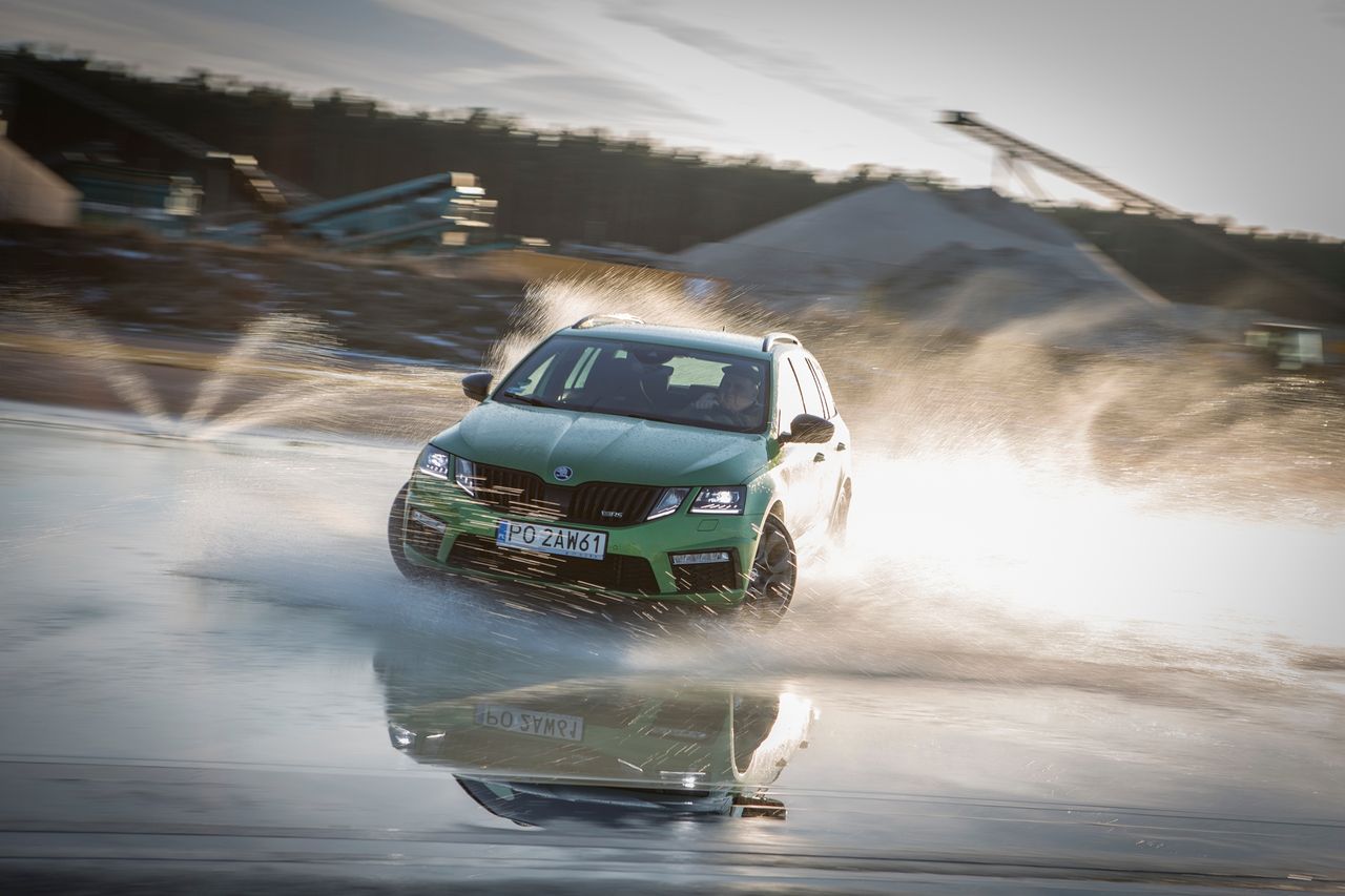 Zbyt nerwowe reakcje na aquaplaning powodują, że gdy odzyskasz przyczepność auto odpowie równie nerwowo.