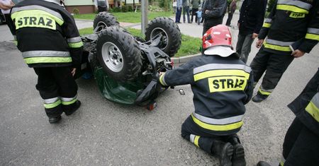 Kalety: Siedemnastolatkowie uderzyli quadem w drzewo. Pasażer nie żyje