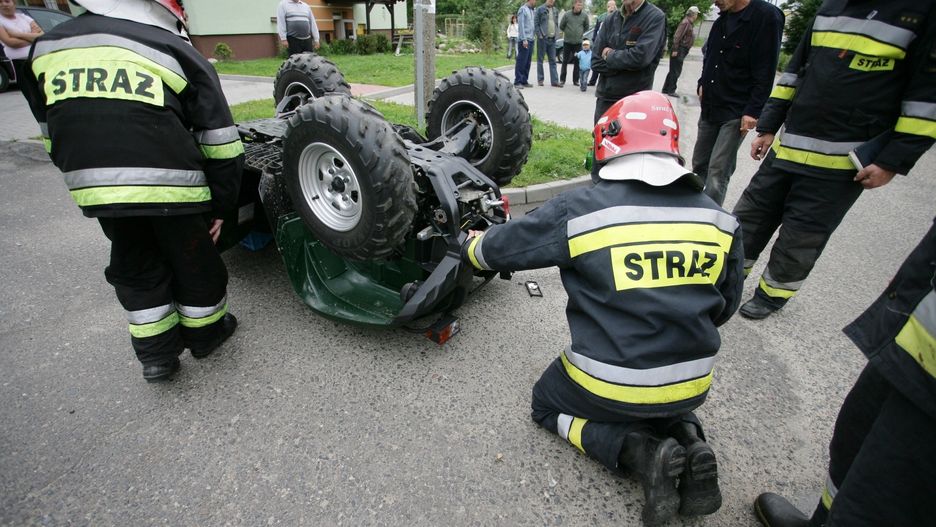 Kalety: Siedemnastolatkowie uderzyli quadem w drzewo / foto ilustracyjne