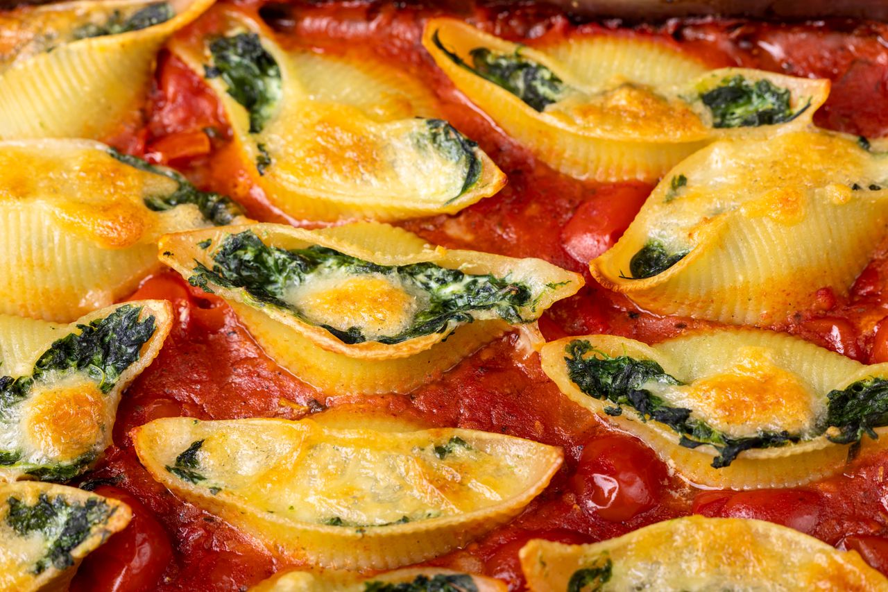 Makaron wypełniony po brzegiem pysznym farszem