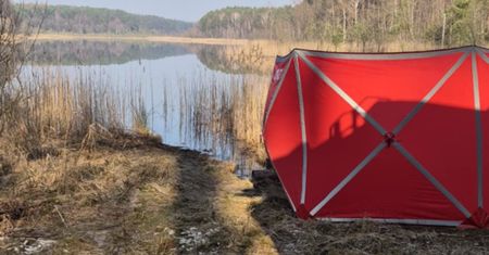 Tragedia na jeziorze. Wywrócony ponton i dryfujące ciało