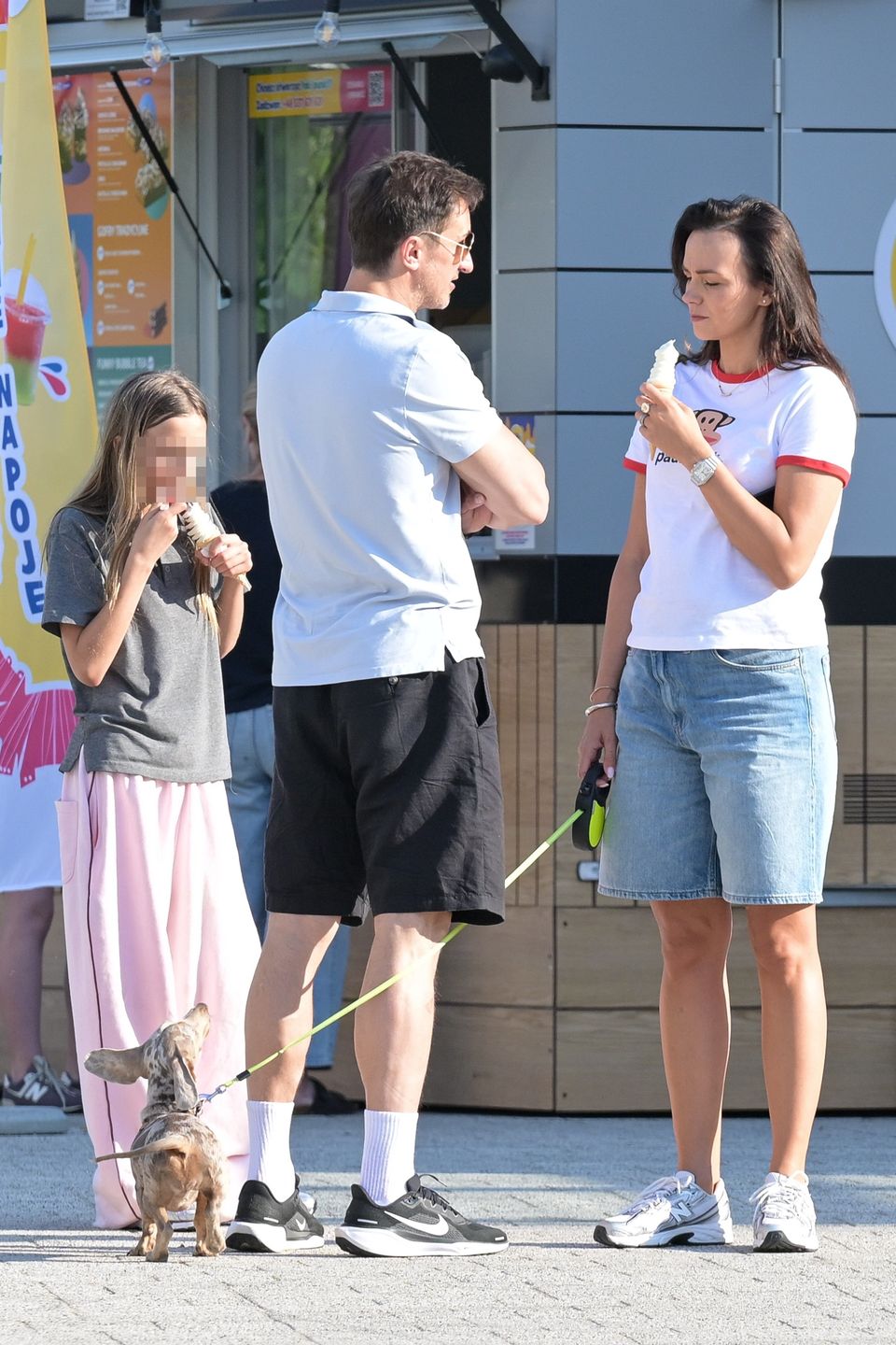 Paulina Krupińska i Sebastian Karpiel-Bułecka z dziećmi 