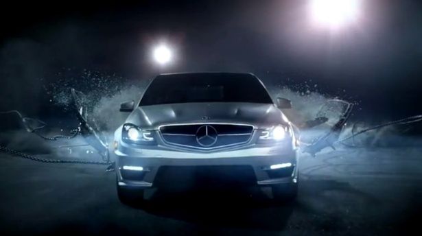 Mercedes Klasy C Coupe - zerwany z łańcucha [wideo]