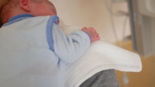 Więzień pojechał do szpitala na narodziny córki. Mógł ją przytulić