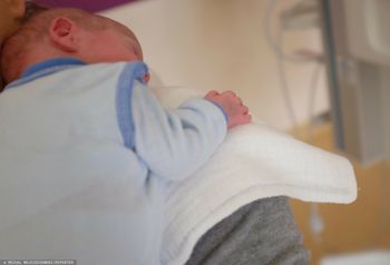 Więzień pojechał do szpitala na narodziny córki. Mógł ją przytulić