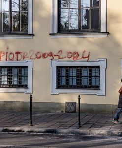 Nie żyje 47-latek, który się podpalił. Na kurii zostawił napis