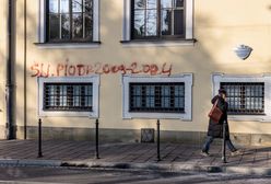 Nie żyje 47-latek, który się podpalił. Na kurii zostawił napis