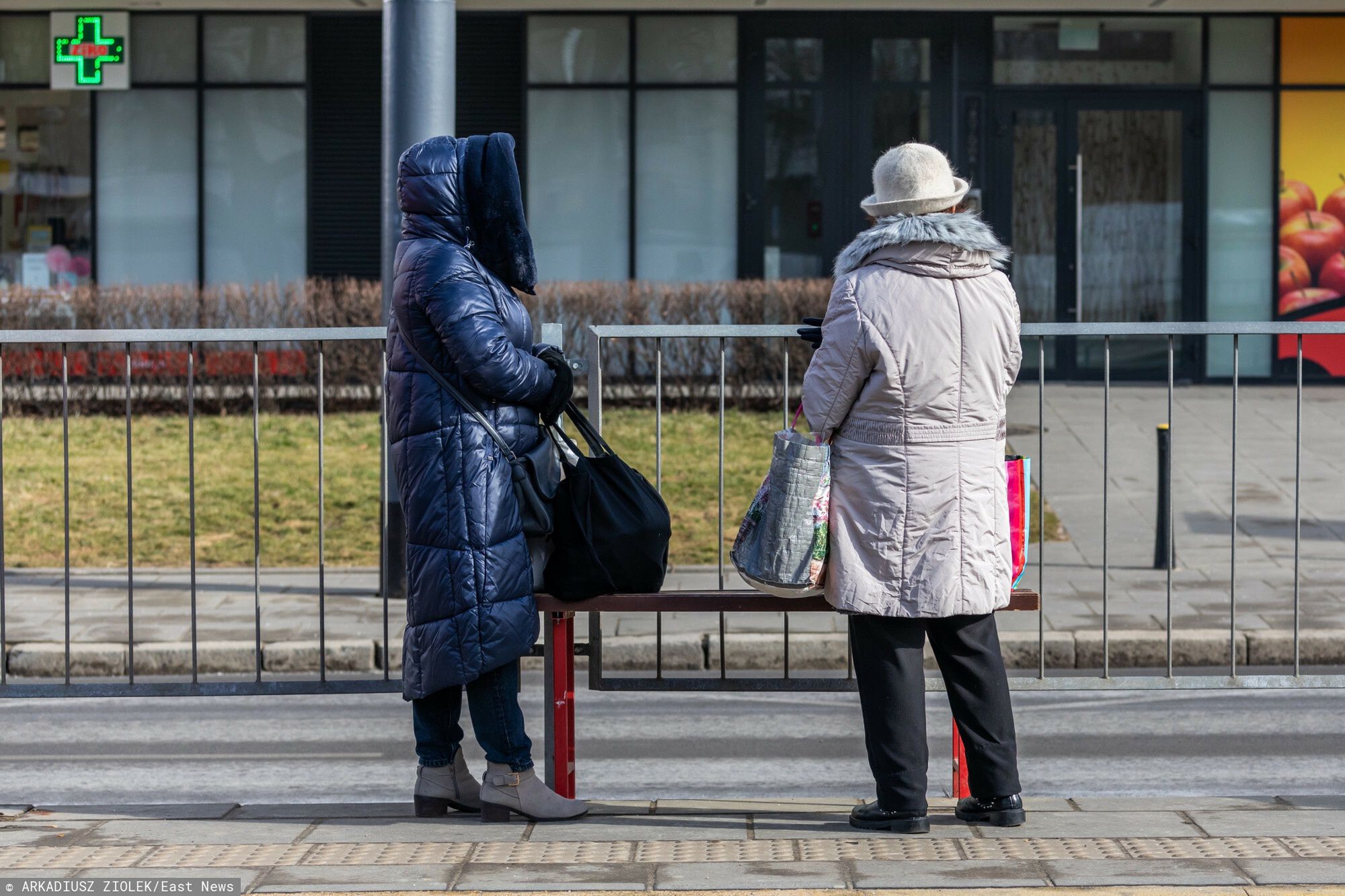 Na zdjęciu dwie panie w podeszłym wieku czekające na przystanku