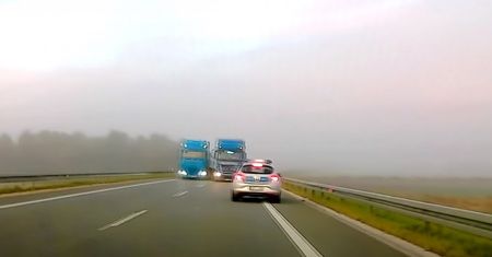 Mrożące krew w żyłach wideo hitem sieci. Tir wyprzedzał tira, a nagle...