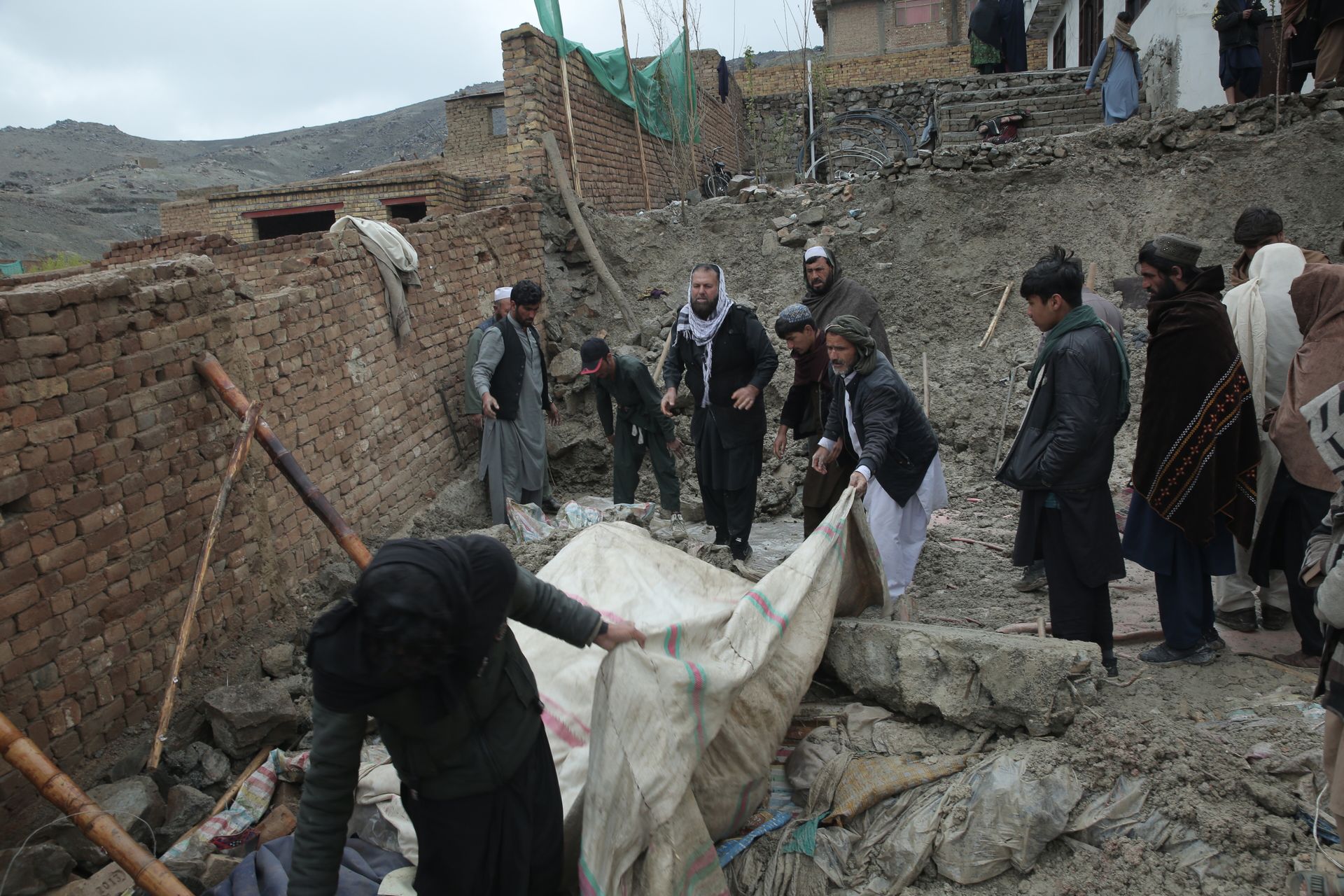 Trzęsienia ziemi w Afganistanie. Rośnie liczba ofiar
