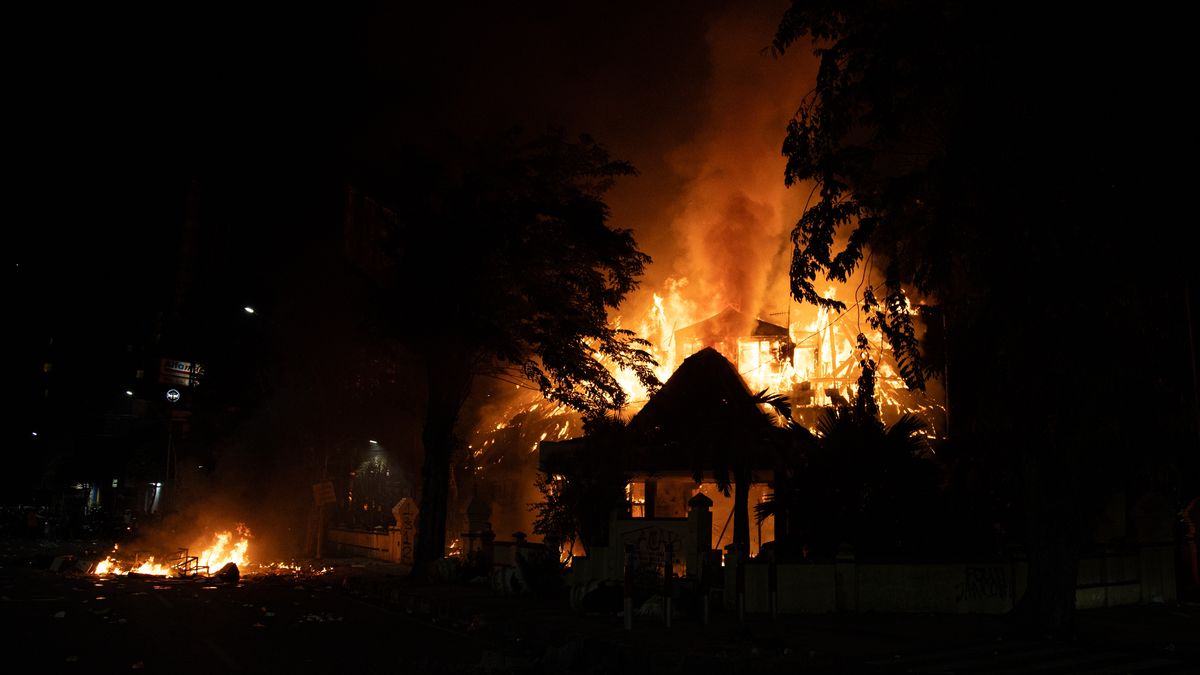 SURABAYA, INDONESIA - AUGUST 31: Protesters burn the Police office building of Tegalsari Surabaya Sector on August 31, 2025 in Surabaya, Indonesia. Protesters burned down part of the Grahadi State Building, the official residence of East Java Governor, Police Office building of Tegalsari Surabaya Sector, and some several police observation posts on the side road as a continuation of the protests against the Prabowo government and anger towards the Indonesian Police and the People's Representative Council. (Photo by Robertus Pudyanto/Getty Images)