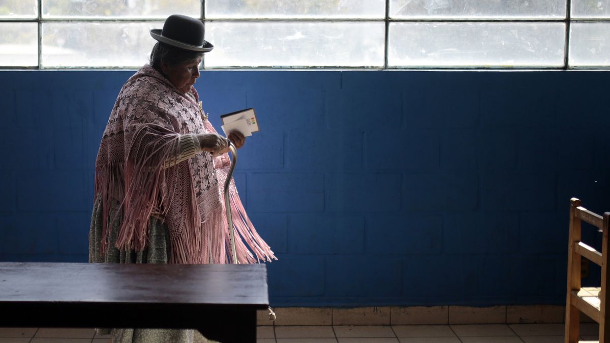 Bolivians Head To Polls For Presidential Election
LA PAZ, BOLIVIA - AUGUST 17: A woman walks to cast her vote at Santa Rosa school polling station on August 17, 2025 in La Paz, Bolivia. Bolivians head to polls amid a social and economic crisis. Projections reveal that a runoff could be possible for the first time since the constitution was introduced in 2009. Opposition candidates Samuel Doria Medina of Alianza Unidad and Jorge "Tuto" Quiroga of Alianza Libre lead the  surveys ahead of the election. (Photo by Gaston Brito Miserocchi/Getty Images)
Gaston Brito Miserocchi
