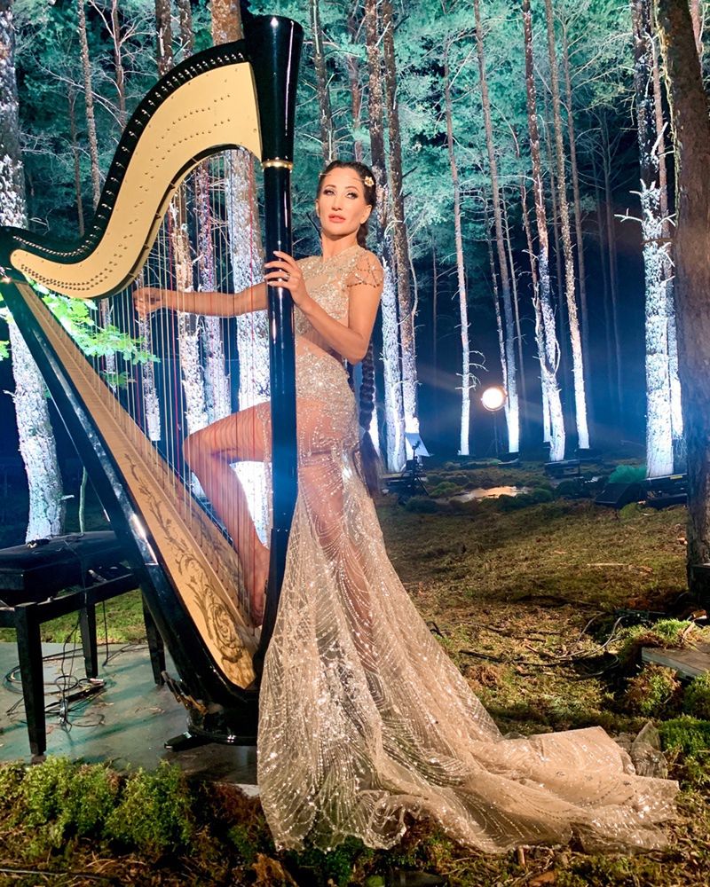 Justyna Steczkowska gra Chopina w lesie