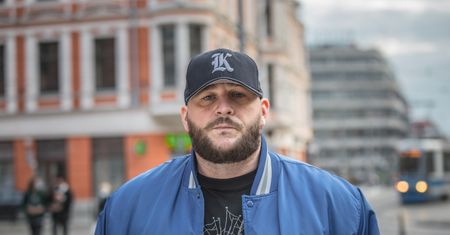 Sięgnął dna, ćpał, jadł ze śmietnika. Waldemar Kasta bohaterem "Wspaniałych ludzi"