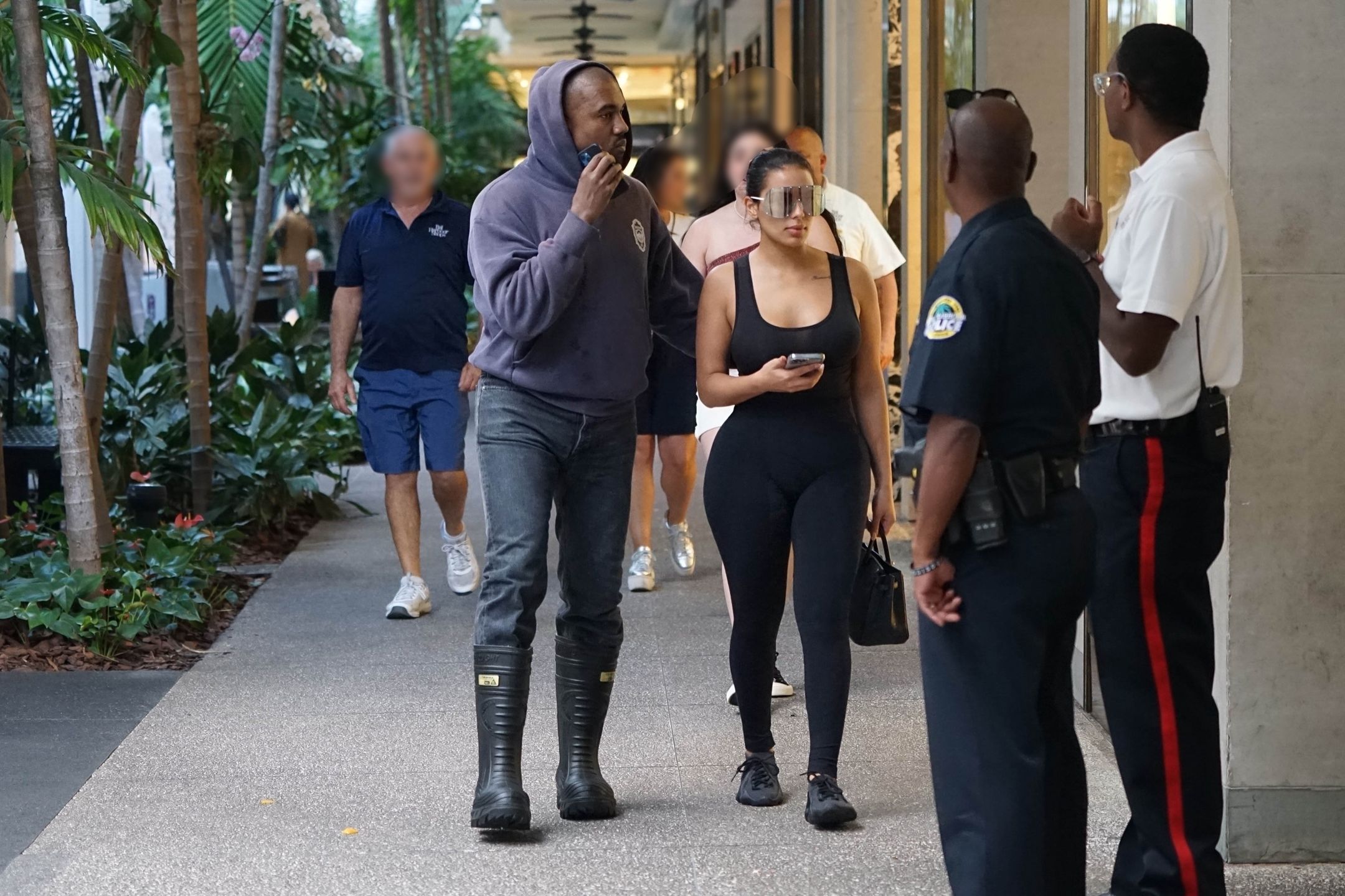 Kanye West z sobowtórką Kim Kardashian 