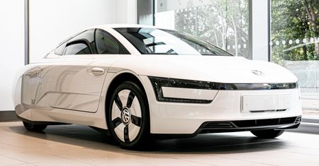 Pali mniej niż 1 litr na 100 km i jest unikatem. Volkswagen XL1 może być twój