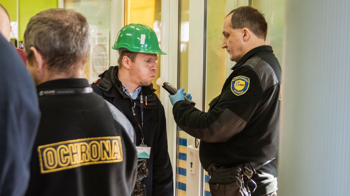 Huta Miedzi Legnica
04.03.2020 Legnica , KGHM Polska Miedz S.A. oddzial Huta Miedzi Legnica n/z kontrola trzezwosci na wejsciu  fot. P.Dziurman/REPORTER
P.Dziurman/REPORTER