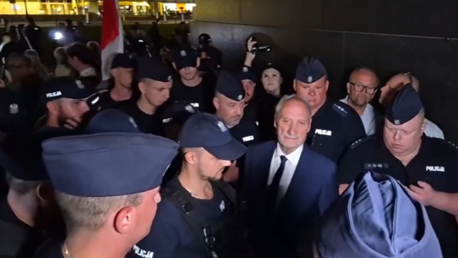 Przepychanki pod pomnikiem smoleńskim w miesięcznicę