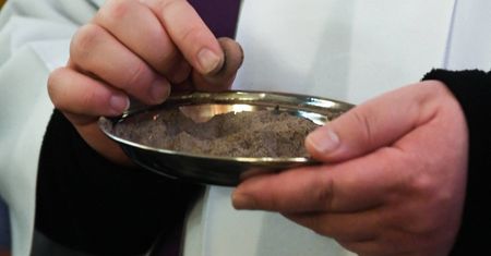 Środa Popielcowa 2024. Czy to dzień wolny? Co ze sklepami?