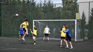 Młodzi piłkarze wyszli na boisko. XXXV Mundialito