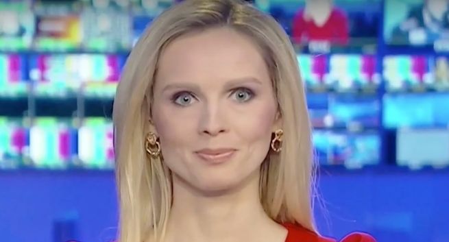 Anna Grochowska prowadzi pasma informacyjne w TVP Info