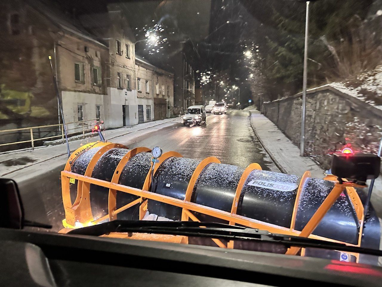 Pługosolarki MZUK-u od wczoraj solą ulice w Wałbrzychu