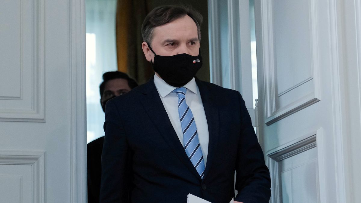 Warszawa, 18.02.2022. Minister sprawiedliwości, prokurator generalny Zbigniew Ziobro wziął udział w konferencji prasowej w Ministerstwie Sprawiedliwości w Warszawie, 18 bm. Temat: Wniosek do Prezydenta RP o zwołanie Rady Gabinetowej. (aldg) PAP/Mateusz Marek