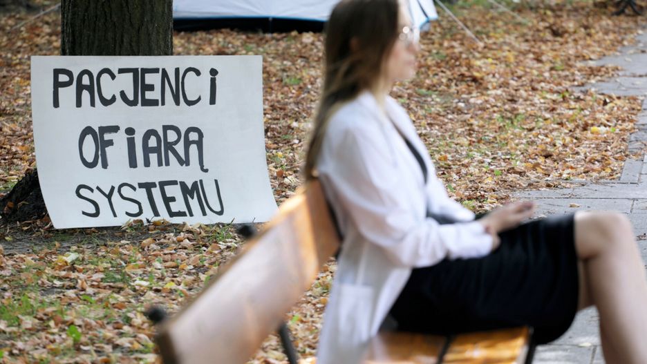 Bia?e Miasteczko 2.0 w Warszawie***ZDJECIA ROKU 2021***
Fot. Jakub Kaminski/East News, Warszawa, 13.09.2021. Anna Bazydlo z Porozumienia Rezydnetow w Bialym Miasteczku 2.0, ktore powstalo po protescie pracownikow ochrony zdrowia.Jakub Kaminski