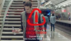 Coca-Cola kampanią zachęca do wyrzucania butelek po napoju do kosza (wideo)
