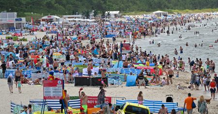 Ile zarabia ratownik nad morzem? Pensje rosną, ale chętnych jak na lekarstwo