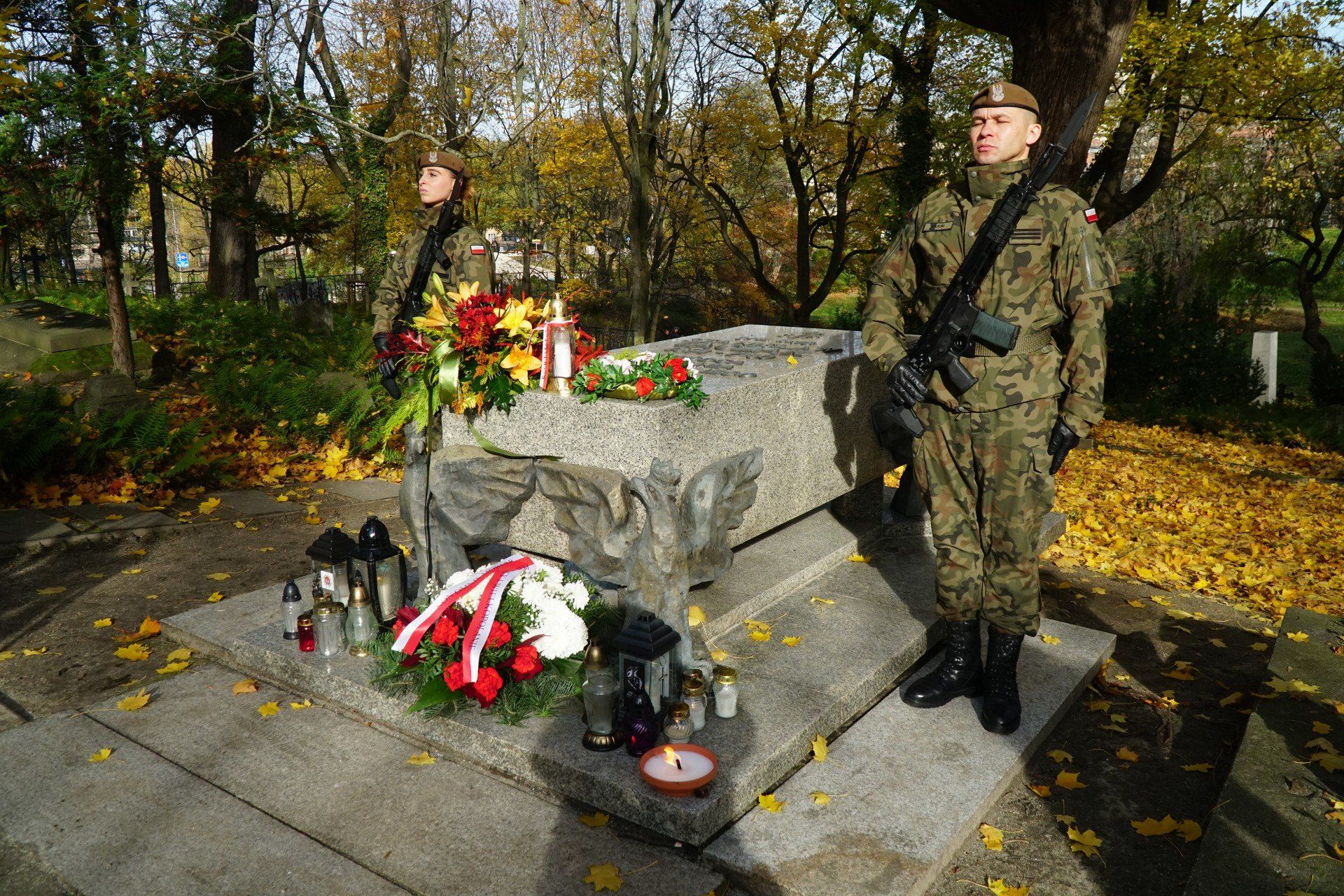 Złożenie kwiatów na grobach zasłużonych Wielkopolan