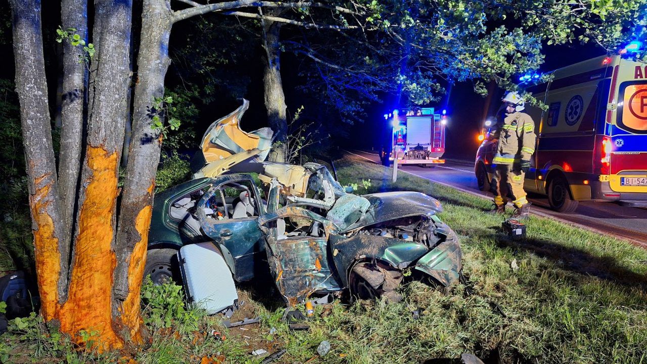 Poważny wypadek pod Bielskiem Podlaskim. Volkswagen roztrzaskał się na drzewie