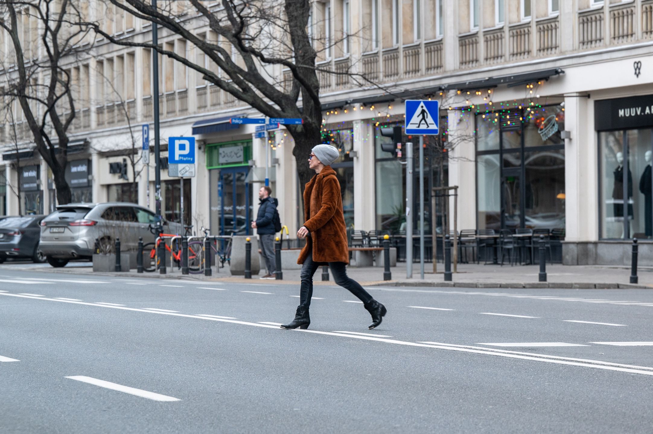 Odpicowana Magda Cielecka snuje się po mieście