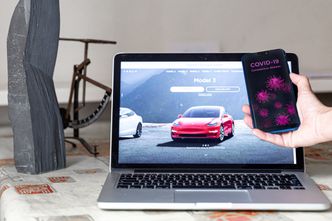 Wizyta w salonie to przeżytek? Coraz częściej kupujemy auta przez internet