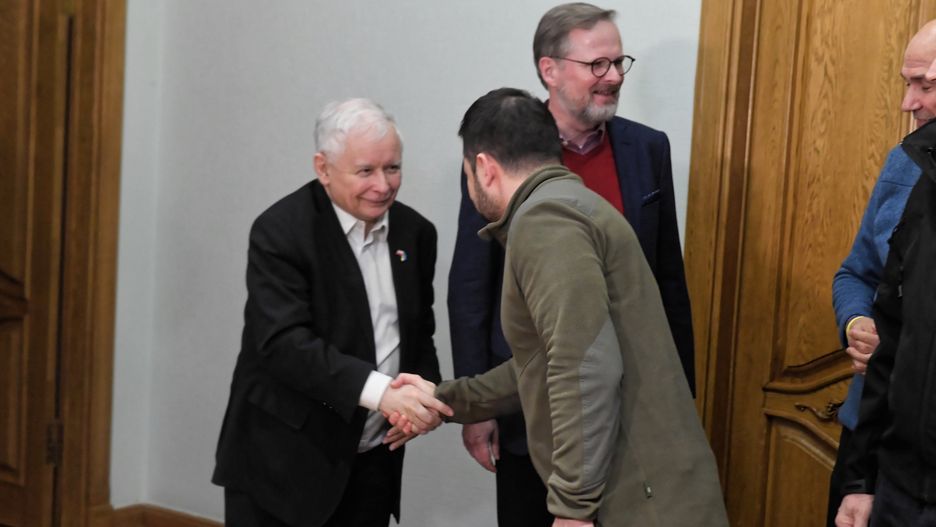 Wo�odymyr Ze�enski, Petr Fiala, Jaros�aw Kaczy�skiKij�w, Ukraina, 16.03.2022. Prezydent Ukrainy Wo�odymyr Ze�enski (2L), premier Czech Petr Fiala (3L) oraz prezes PiS Jaros�aw Kaczy�ski (L) wzi�li udzia� w konferencji prasowej po spotkaniu w Kijowie, 15 bm. Trwa inwazja Rosji na Ukrain�. (amb) PAP/Andrzej LangeAndrzej Langeagresja, atak, dyplomacja, inwazja, na Ukrain�, narada, polityk, polityka, premierzy, rozmowy, spotkanie, wizyta